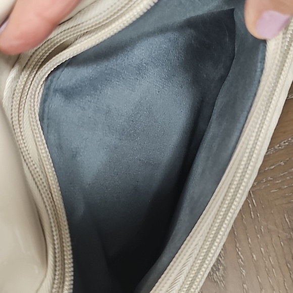 Ihkwip Patent Sling Crossbody - Picture 4 of 15